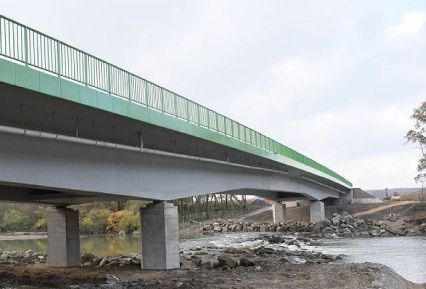 Nowy most nad Sołą w Łękach jest trójprzęsłowym obiektem o...