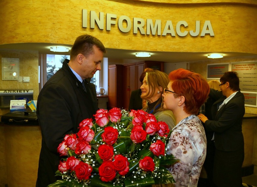 Urzędnicy powitali Krzysztofa Chojniaka kwiatami i oklaskami