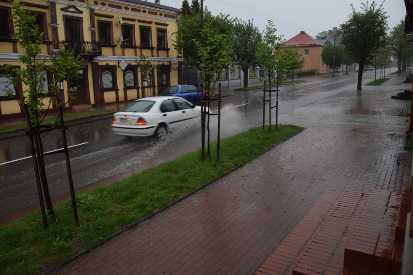 Pierwsza wiosenna ulewa i ulice w Zduńskiej Woli znów zalane 