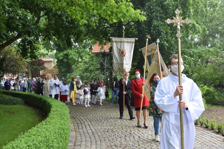 Boże Ciało 2020 Pruszcz Gdański. Wierni przeszli w procesji wokół kościeła Matki Boskiej Nieustającej Pomocy