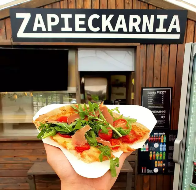 Na zdjęciu przesmaczna pizza parma z pomidorkami koktajlowymi, serem, rukolą i szynką prosciutto do której nie polecamy sosów tylko odrobinę kremu balsamicznego.