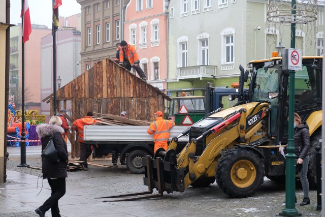 Szopka bożonarodzeniowa stanęła już przed żarskim Ratuszem