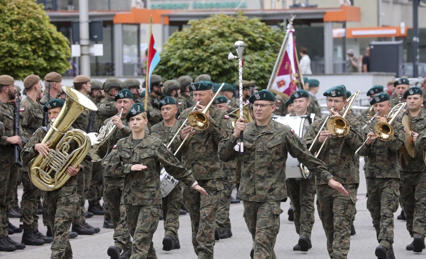 Pokazy wojskowe, parada - święto Wojsk Obrony Terytorialnej w Rzeszowie [ZDJĘCIA, WIDEO]