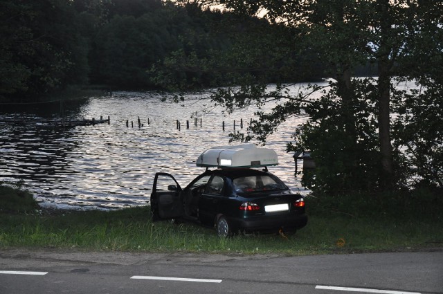 Wczoraj (29.05) około godziny 18.00 oficer dyżurny policjantów ze Szczytna odebrał telefoniczne zgłoszenie, że do jeziora w Dłużku do jeziora wjechał samochód. 

Na miejsce zdarzenia pojechali policjanci, strażacy oraz załoga karetki pogotowia. Ze wstępnych ustaleń funkcjonariuszy wynika, że 68-letni Wojciech W. z Warszawy kierując daewoo z przymocowaną łódka na dachu, na łuku drogi wjechał do jeziora. 

Kobieta która usłyszała pisk opon poszła zobaczyć co się stało. W jeziorze zobaczyła pływające auto. Jej sąsiad wskoczył do wody a ona pobiegła po linę. Wspólnie przywiązali auto do drzewa. 

W pojeździe był tylko kierowca, który zdążył wyjść o własnych siłach. Z ogólnymi obrażeniami został on przetransportowany przez załogę karetki pogotowia do szpitala, gdzie pozostał na obserwacji. 

Okazało się, że Wojciech W. był pijany. W organizmie miał prawie 2 promile alkoholu. 

Strażacy wyciągnęli samochód z wody na brzeg. Teraz pijanemu kierowcy grozi kara do 2 lat pozbawienia wolności oraz zakaz prowadzenia pojazdów nawet na 10.