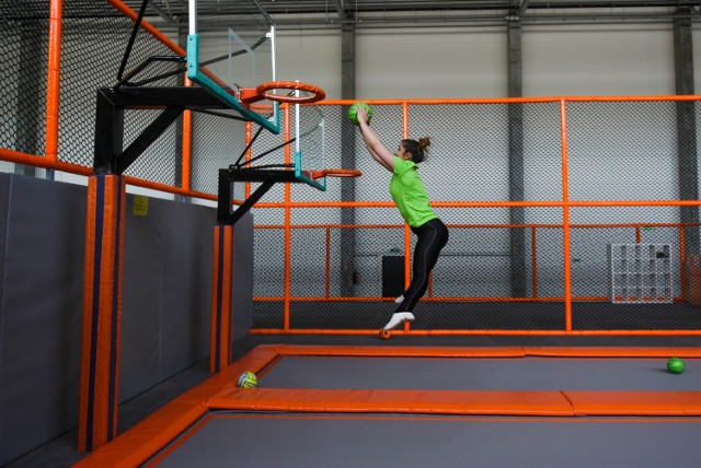 O pożarze, który na początku 2016 roku wybuchł przy ul. Smoluchowskiego na Grunwaldzie, mówił cały Poznań. Spłonął wówczas park trampolin Jump Arena. Od razu zapowiedziano jego odbudowę i obietnicy tej dotrzymano. Od tego weekendu obiekt znów czeka na miłośników powietrznych akrobacji.

W obiekcie przy ul. Smoluchowskiego 11a, na wielbicieli sportowych atrakcji i rozrywki czeka zadaszona Jump Arena Poznań Grunwald. Powierzchnia 4000 m kw podzielona jest na kilka stref, w których znajdują się: trampoliny, kosze do wsadów, zjeżdżalnie, ściezki akrobatyczne, ścieżki fitness, czy specjalne miejsce dla maluchów. Do dyspozycji odwiedzających są szatnie z szafkami i prysznice, a przy obiekcie funkcjonuje bezpłatny parking na 120 aut. Jump Arena Grunwald jest czynna w godz. 9-21.

Zobacz kolejne zdjęcie ---->