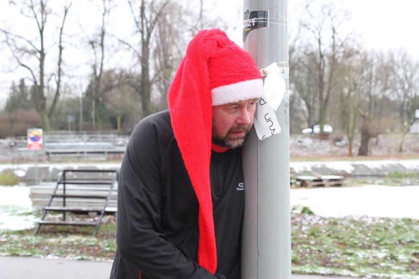 Mikołaje opanowały Park na Wyspie w Pile. To był wyjątkowy - już 72. Parkrun [ZDJĘCIA]