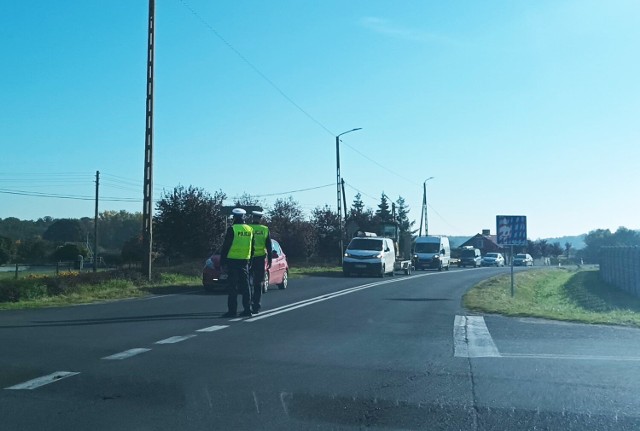 Brzeg Głogowski - policja kieruje auta na objazd