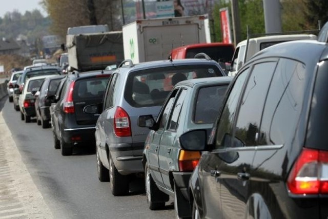 Dla wybierających się na festiwal samochodami nie mamy dobrych wiadomości, bowiem organizator nie zapewnia miejsc parkingowych.

Uwaga! Dodatkowo w czasie festiwalu zamknięta dla ruchu jest główna ulica dojazdowa, czyli Al. 3-go Maja. 

Sugerowany więc jest dojazd środkami komunikacji miejskiej.