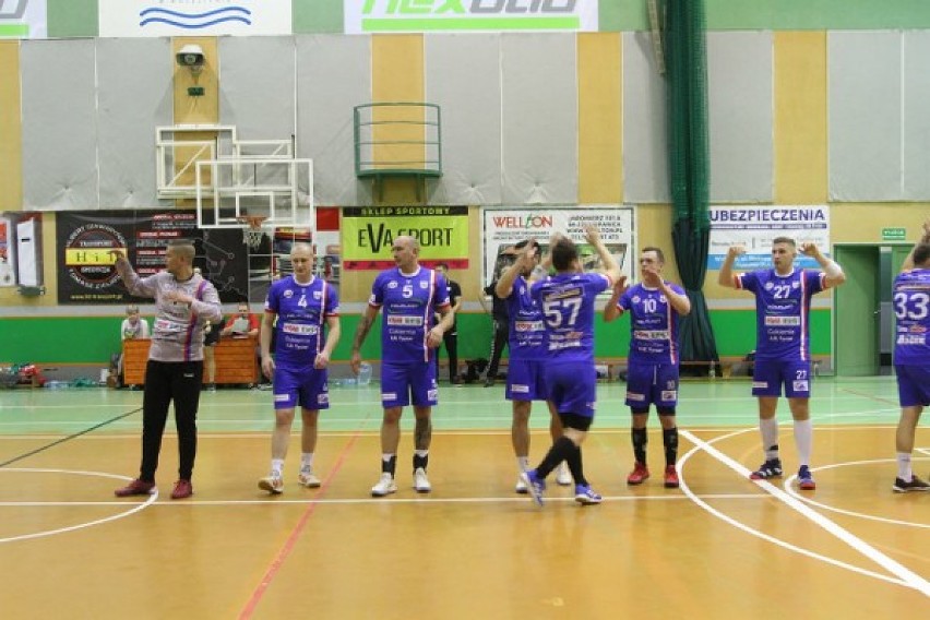W derbowym pojedynku rozegranym w ramach rozgrywek II ligi piłki ręcznej mężczyzn Wolsztyniak uległ Tęczy Folplast Kościan