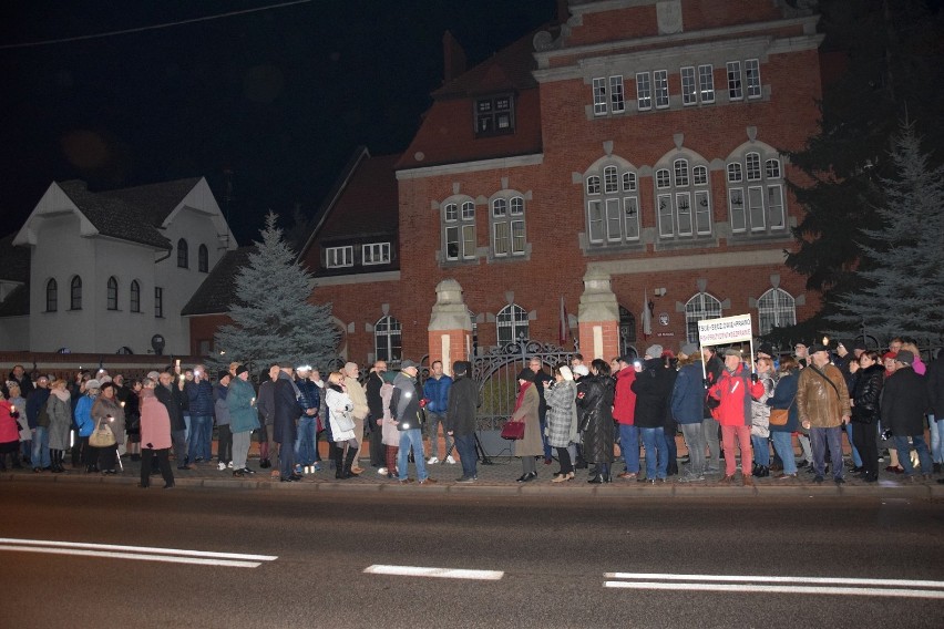Protest w obronie sądów 2019: W Chodzieży przed budynkiem sądu zapłonęły światła i zabrzmiał Mazurek Dąbrowskiego (ZDJĘCIA)