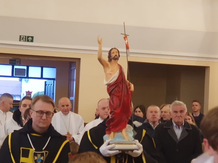 Msza i procesja rezurekcyjna w kościele pw. św. Brata Alberta w Makowie Mazowieckim