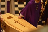 W takich przypadkach ksiądz może odmówić pogrzebu katolickiego. Oto konkretne sytuacje