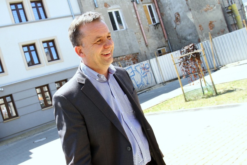 Krzysztof Chojniak nadzoruje budownictwo społeczne w......