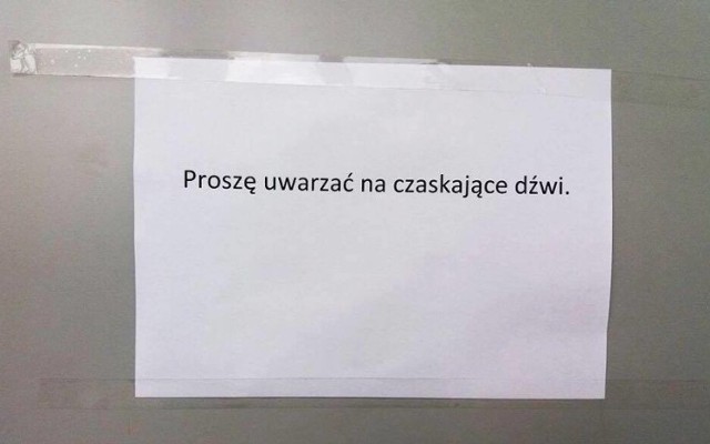 Ogłoszenia wiszące na klatkach schodowych to najprostszy sposób na komunikację między wszystkimi sąsiadami lub między mieszkańcami bloku a spółdzielnią mieszkaniową.

Zdarza się jednak, że ogłoszenia takie przekraczają granicę dobrego smaku i absurdu... Czasem śmieszą, nierzadko załamują. Zobaczcie zbiór najdziwniejszych ogłoszeń zamieszczonych na klatkach schodowych.