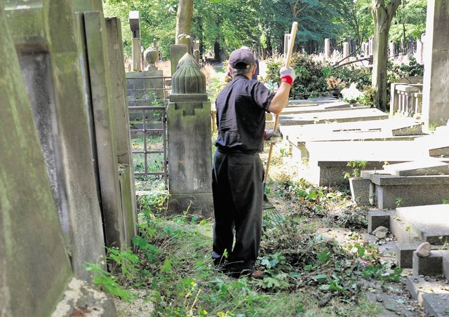 Na żydowskim cmentarzu w Łodzi pracuje 5 osadzonych