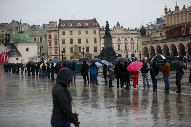 Do szczepień na Rynku Głównym ustawiła się długa kolejka chętnych.