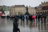 Kraków. Drugi dzień majówkowego szczepienie na Rynku Głównym. Gigantyczna kolejka chętnych do zaszczepienia się [ZDJĘCIA]