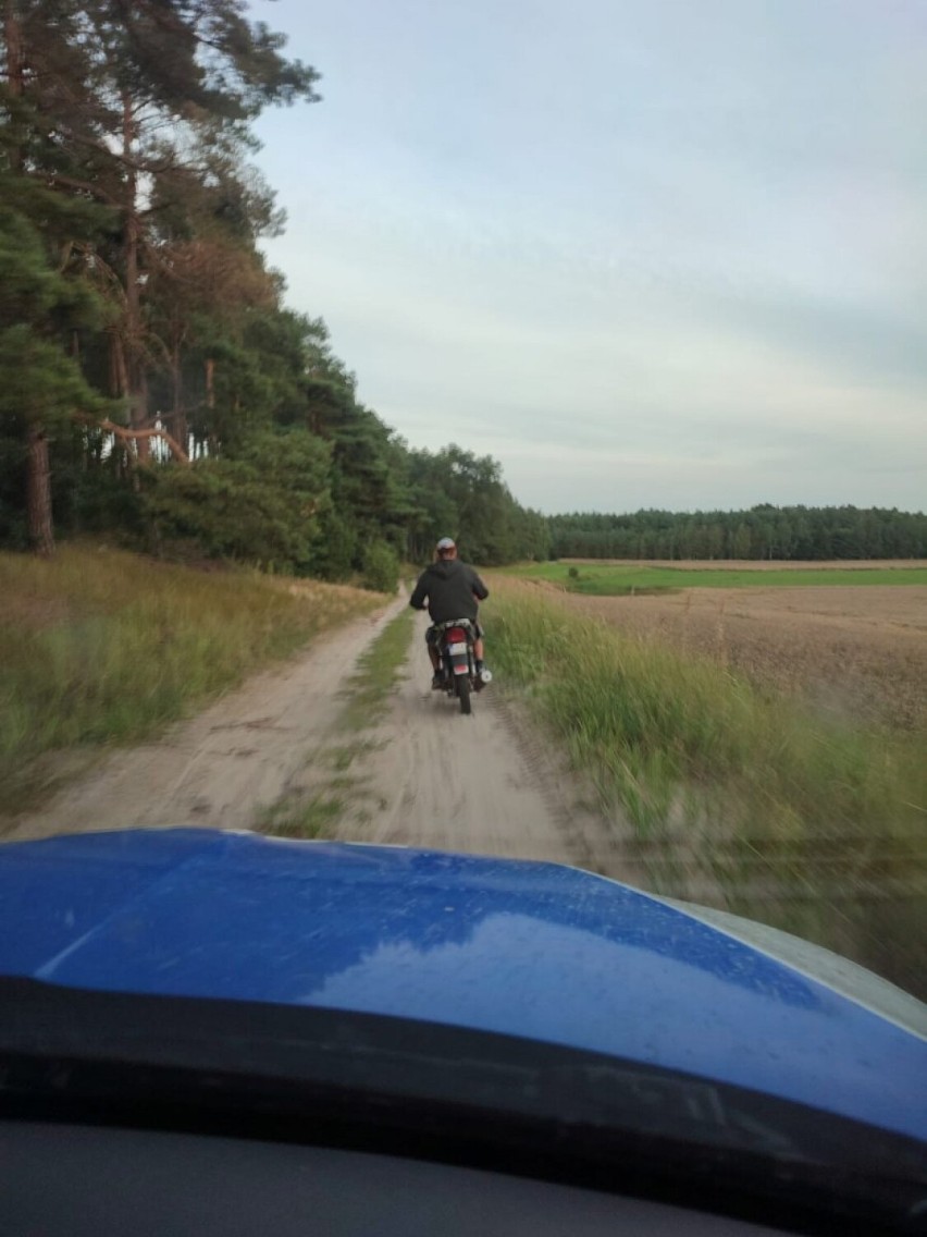 Policjanci zatrzymali 34-latka, który nietrzeźwy przewoził skuterem skrzynkę z piwem. Okazało się, że jest poszukiwany, ale to nie wszystko