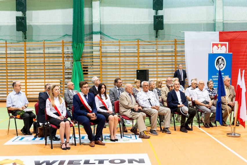 Zakończenie roku szkolnego 2021/22 w I LO im. T. Kościuszki w Wieluniu z akcentami muzycznymi i tanecznymi FOTO