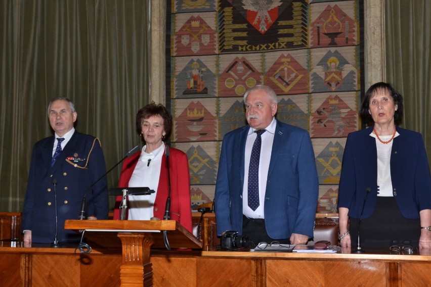 Prezydium podczas Hymnu. Fot. hm Henryk Czechowski BINFO...