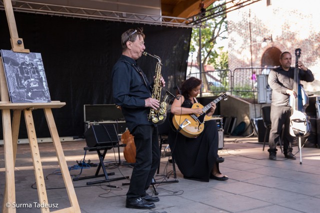 Na saksofonie gra znany jazzman Zbigniew Namysłowski.