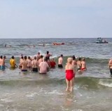 Dramatyczna akcja ratunkowa na plaży w Międzyzdrojach. 16-letni sieradzanin walczy o życie ZDJĘCIA, FILM