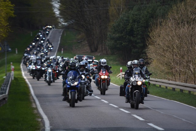Setki motocykli na paradzie podczas XV Zlotu Motocyklowego MKM Junak Sieraków 2022 (23.04.2022).