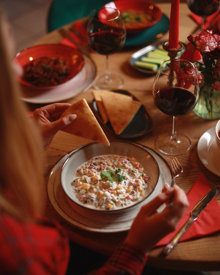 Nowością w menu jest sałatka Tibilijska z grillowanym...