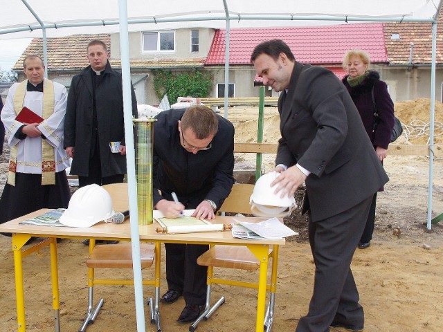 Grzegorz Pfeiffer (z prawej) kieruje Zespołem Szkół w Dziadowej Kłodzie od września. Wcześniej był dyrektorem SP we Wszechświętem. W międzyczasie próbował również swych sił w konkursie na dyrektora CK w Sycowie