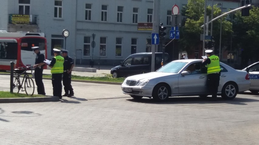 Częstochowa: Wypadek w alei NMP. Samochód potrącił 27-letniego rowerzystę [ZDJĘCIA]