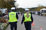 Policjanci ze Śremu przypominają o rozsądku i rozwadze 1 listopada. Kierowcy proszeni są o zwracanie uwagi na znaki drogowe