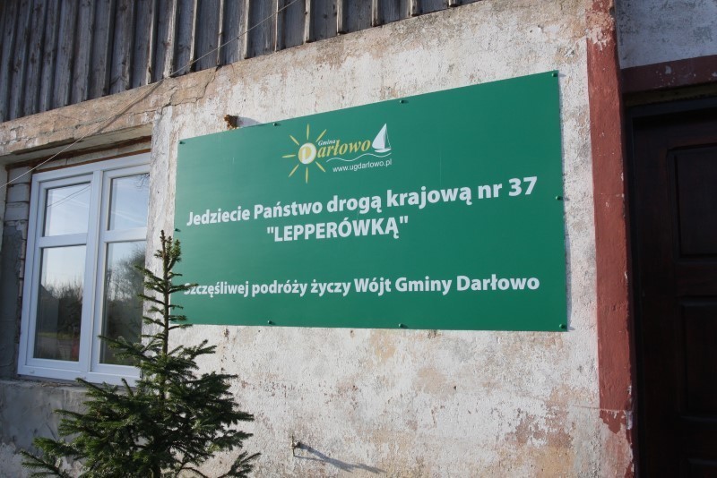 Jedna z tablic została zamontowana na budynku w Słowinie...