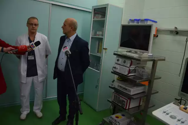 Doktor Tomasz Żyłka i starosta Krzysztof Lis prezentują nowe urządzenie dla szpitala