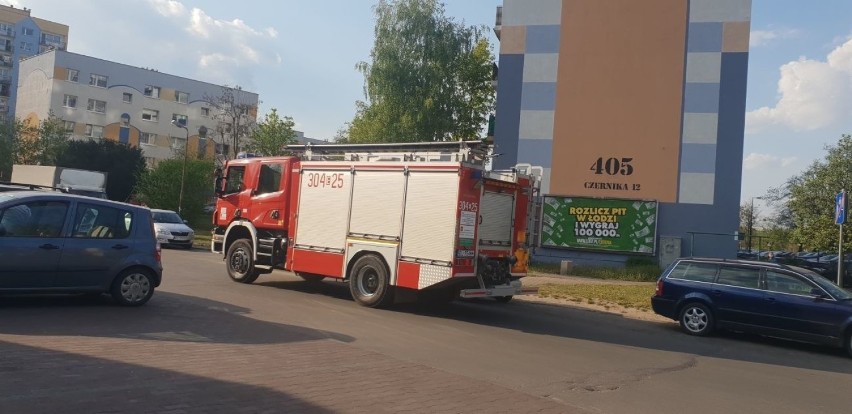 Mieszkańcy bloku postanowili powiadomić służby. Na miejsce...