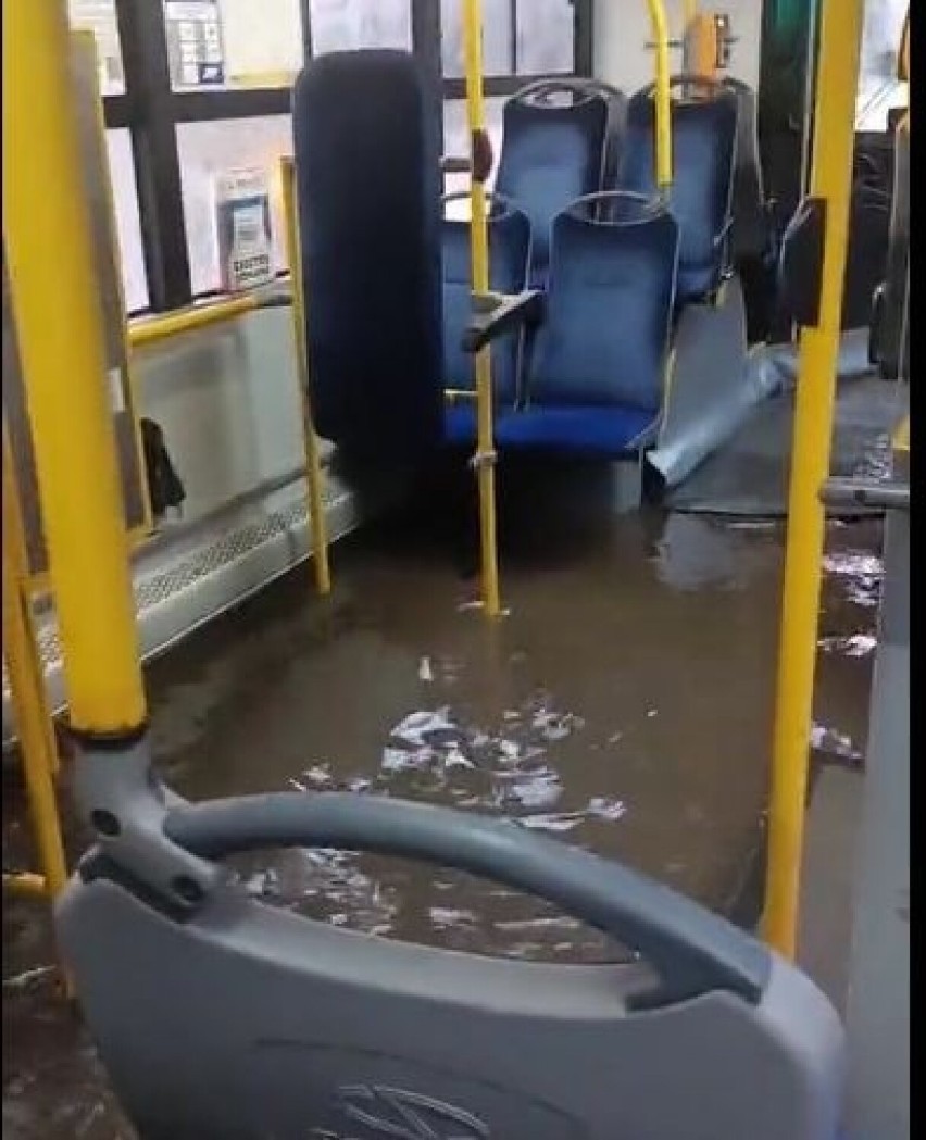 Woda niczym rzeka zalała autobus w Kielcach. W środku byli pasażerowie. Kierowca nie zgłosił zdarzenia. Zobacz zdjęcia i film