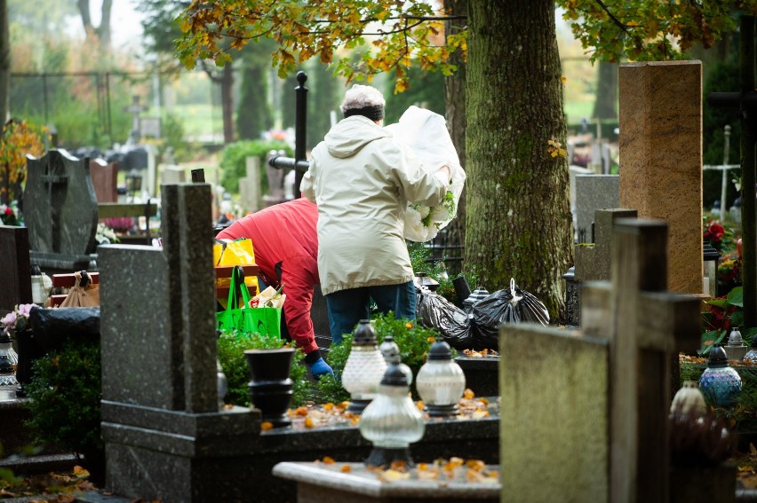 W Kołobrzegu na cmentarzu krzątanina i sprzątanie