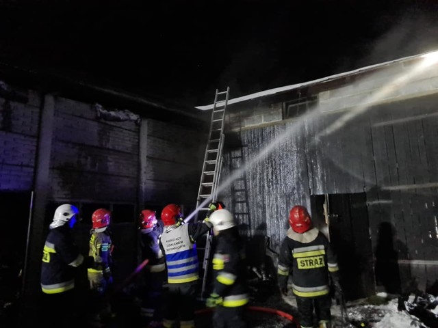 10 zastępów strażackich walczyło z pożarem w Bartochowie