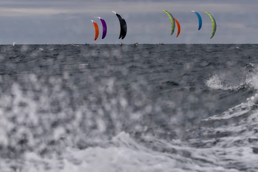 Land Rover Kite Cup 2022. Żeglarze fruwali na deskach w Jastarni. Dobra zabawa i efektowne widowisko