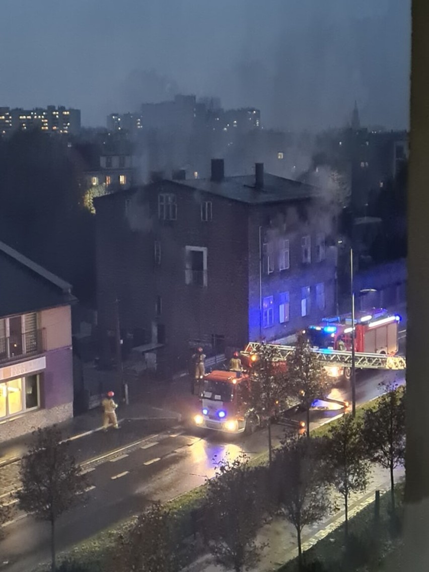 Pożar w Dąbrowie Górniczej. Ogień pojawił się w jednym z budynków przy Majakowskiego, płonęły śmieci