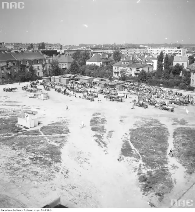 Bazar (tak zwany żoliborski Kercelak) w rejonie ulic Mickiewicza, Tucholskiej i placu Komuny Paryskiej. Widok z góry.
Data wydarzenia: 1955