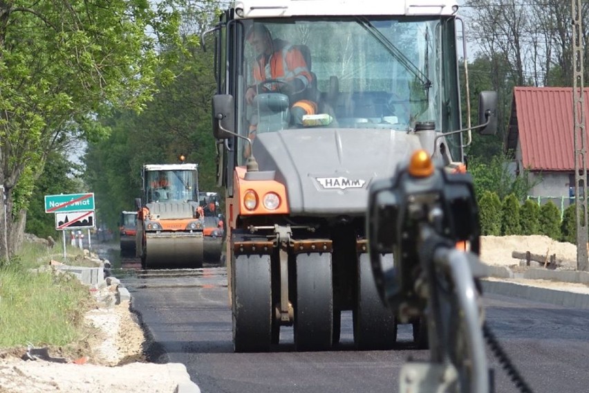 Drogowcy budują jezdnię, ścieżkę dla rowerów i pieszych. Będzie nowocześnie. ZDJĘCIA