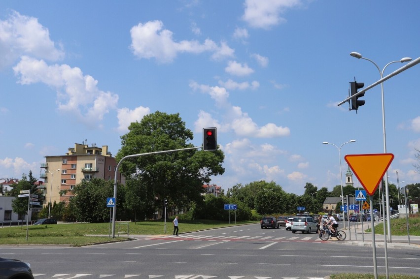 Zmienili sygnalizację na skrzyżowaniu i zrobiły się korki w centrum Kielc 