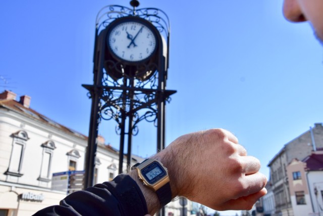 Zegar przy Jagiellońskiej myli mieszkańców. Dlaczego wskazuje nieprawidłową godzinę?