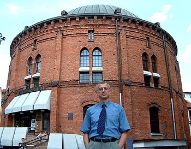 Lucjan Broniewicz przed toruńskim Planetarium