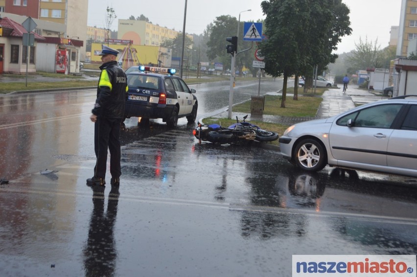 Wypadek na skrzyżowaniu Kaliska - Zbiegniewskiej. 2 osoby w szpitalu [WIDEO, ZDJĘCIA]