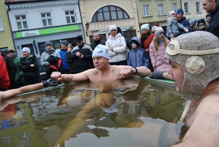 Kościańskie morsy wspierają Wielką Orkiestrę Świątecznej Pomocy FOTO