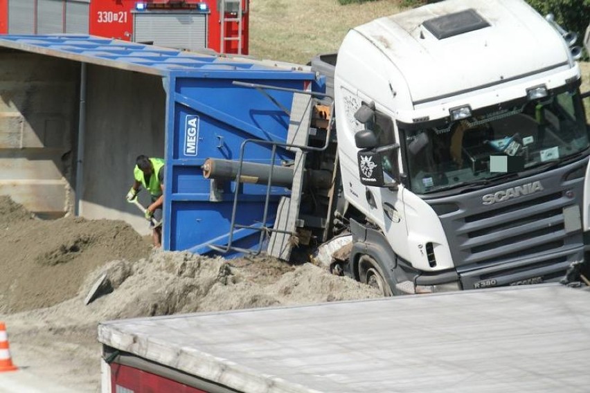 Wypadek ciężarówki na A4 - droga jest zablokowana! [ZDJĘCIA]