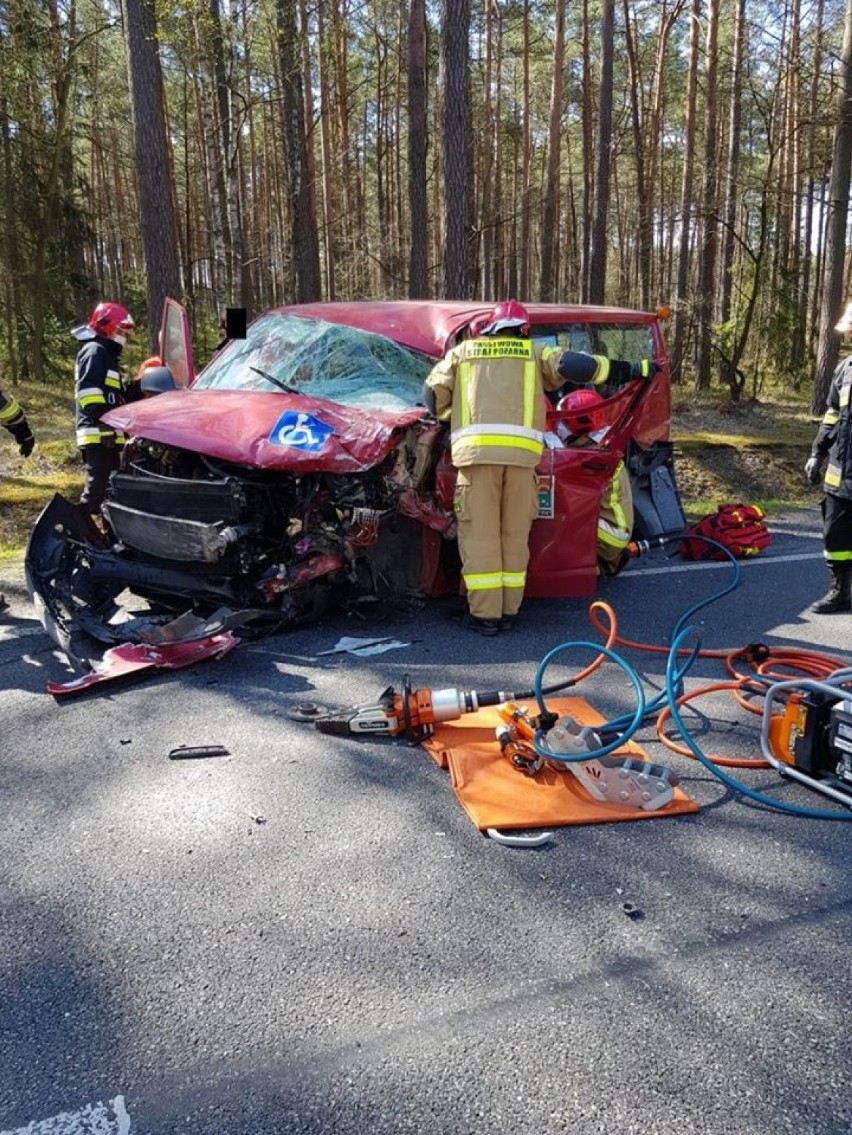 Poważny wypadek na trasie krajowej nr 74. Kierowca busa ranny