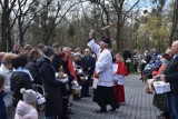 Święcenie potraw w Parafii pw. Ducha Świętego w Śremie. Wierni licznie zgromadzili się przed Kościołem pw. Mądrości Bożej