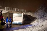 Wypadek autobusu pod Chojnicami na drodze z Angowic do Chojnic. Trzy osoby ranne [ZDJĘCIA]